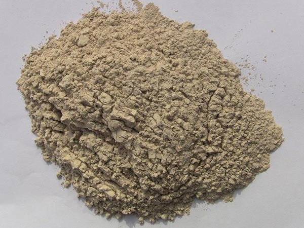 礬土性質(zhì) 礬土主要成分是氧化鋁，為煉鋁和耐火材料的主要原料。白色或灰白色，因含鐵而呈褐黃或淺紅色。密度3.45g/cm3，硬度1～3，不透明，質(zhì)脆。極難熔化，不溶于水，能溶于硫酸、氫氧化鈉溶液。 地區(qū)分布 中國鋁土礦資源比較豐富，在全國18個省、自治區(qū)、直轄市已查明鋁土礦產(chǎn)地205處，其中大型產(chǎn)地72處（不包括臺灣），主要分布在山西、山東、河北、河南、貴州、四川、廣西、遼寧、湖南等地。 投資前景 1.可用于煉鋁工業(yè)。用于國防、航空、汽車、電器、化工、日常生活用品等。 2.可用于精密鑄造。礬土熟料加工成細(xì)粉做成鑄模后精鑄。用于軍工、航天、通訊、儀表、機(jī)械及醫(yī)療器械部門。 3.可用于耐火制品。高鋁礬土熟料耐火度高達(dá)1780℃，化學(xué)穩(wěn)定性強(qiáng)、物理性能良好。 4.硅酸鋁耐火纖維。用于鋼鐵、有色冶金、電子、石油、化工、宇航、原子能、國防等多種工業(yè)，消防人員可用耐火纖維布做成衣服。 5.制造礬土水泥、研磨材料、陶瓷工業(yè)以及化學(xué)工業(yè)可制鋁的各種化合物。 鋁礬土磨粉制備 鋁礬土粉是選用煅燒過的熟鋁礬土礦石用雷蒙磨加工制成的細(xì)粉，粒度通常為100目-325目，在耐火材料行業(yè)得到了廣泛的應(yīng)用。通常加工的流程為先經(jīng)顎式破碎機(jī)進(jìn)行破碎，然后篩分進(jìn)入鋁礬土雷蒙磨或鋁礬土超細(xì)磨粉機(jī)中，進(jìn)行鋁礬土粉制備，使其應(yīng)用更加廣泛。