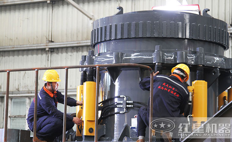 工作人員檢測圓錐破碎機，保障生產的設備都有高質量